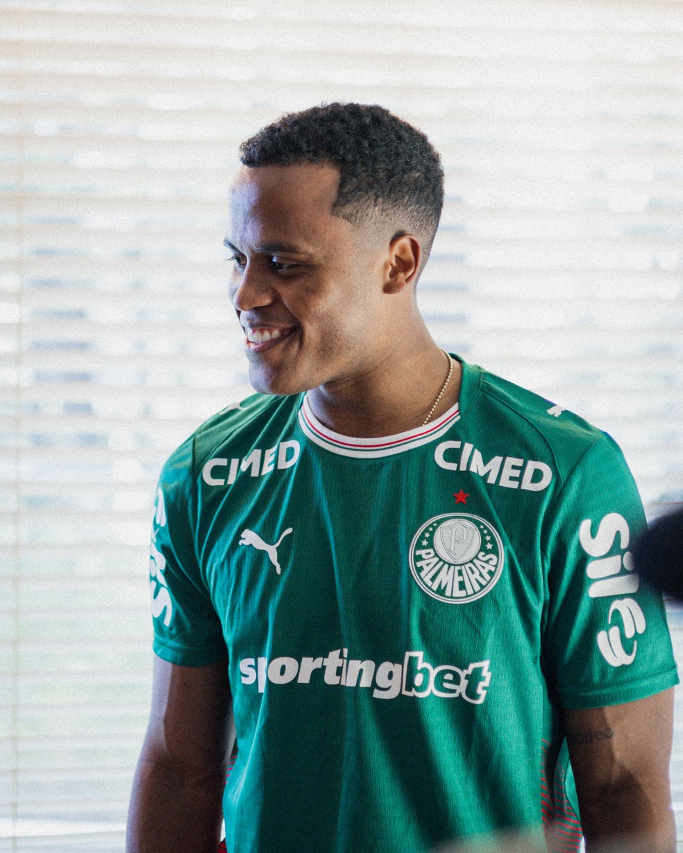 Arias veste a camisa do Palmeiras — Foto: Cesar Greco/Palmeiras