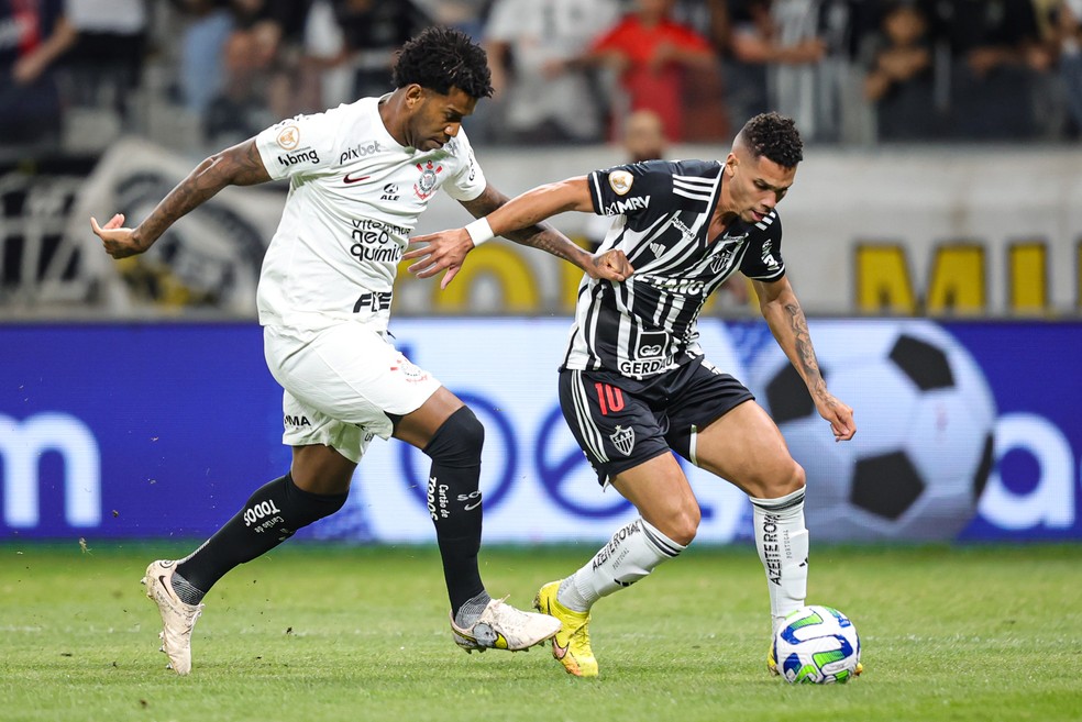 Gil e Paulinho em Atlético-MG x Corinthians — Foto: Fernando Moreno/AGIF