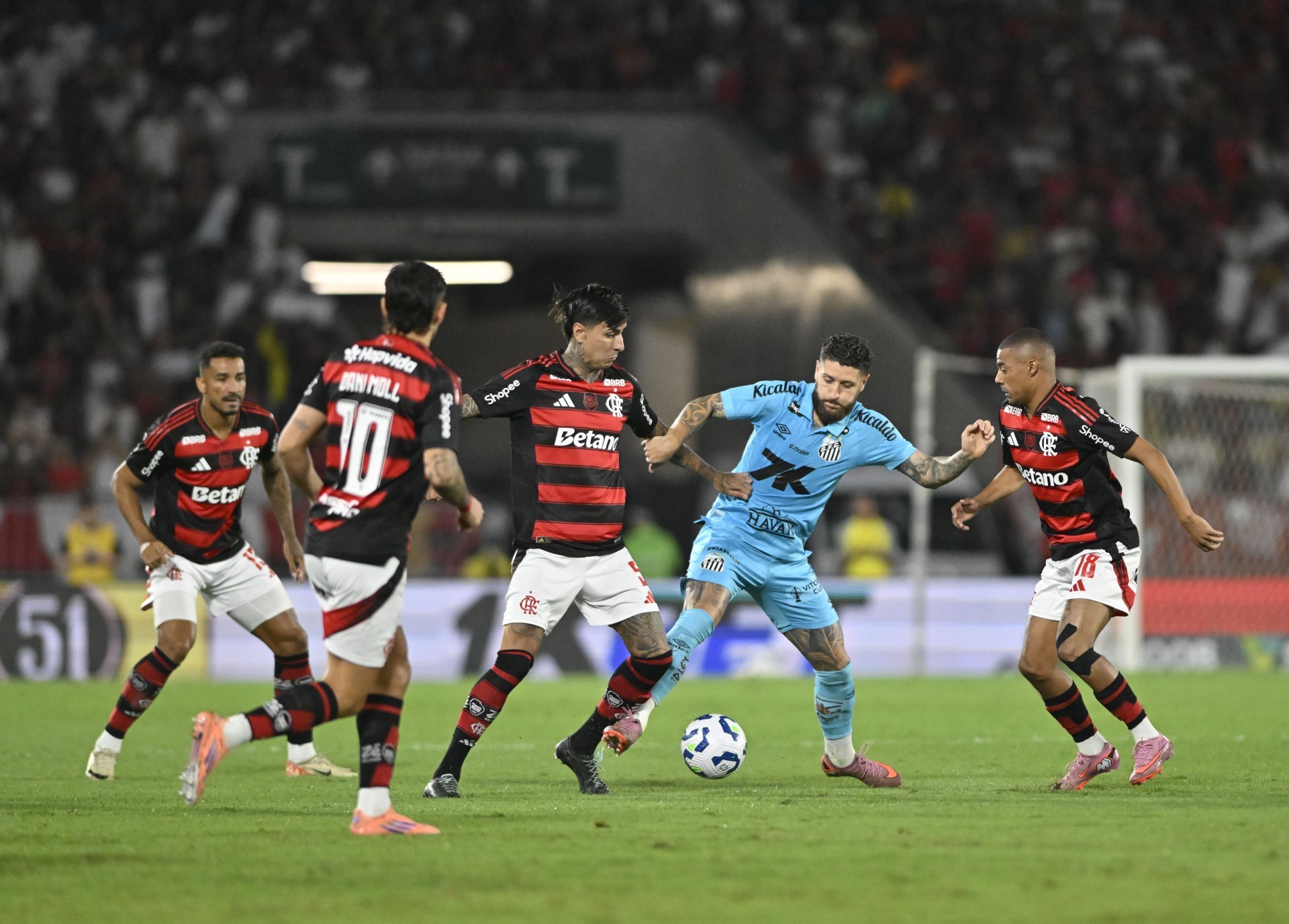 De olho em Danilo, Flamengo vive indefinições e monitora reforços para o meio-campo