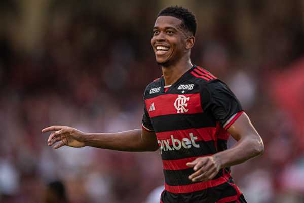 Flamengo avalia situação de Carlinhos e Pablo para próximas temporadas no clube
