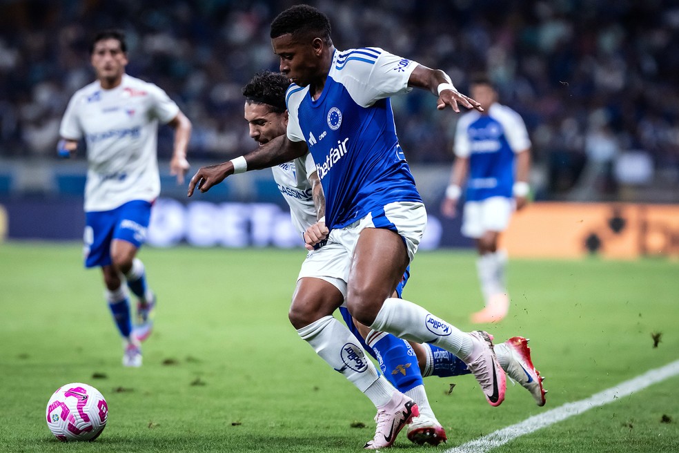 Arroyo em ação durante partida do Cruzeiro contra o Fortaleza.