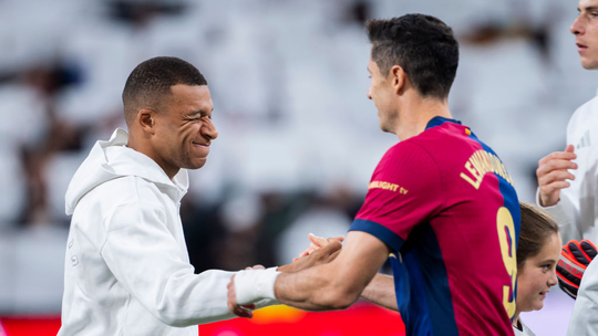 Barcelona x Real Madrid coloca Lewandowski e Mbappé frente a frente na briga pela artilharia - Clássico deste domingo tem duelo entre Lewandowski, artilheiro com 31 gols, e Mbappé, que marcou 30 vezes em LaLiga e tenta desbancar o polonês; veja números