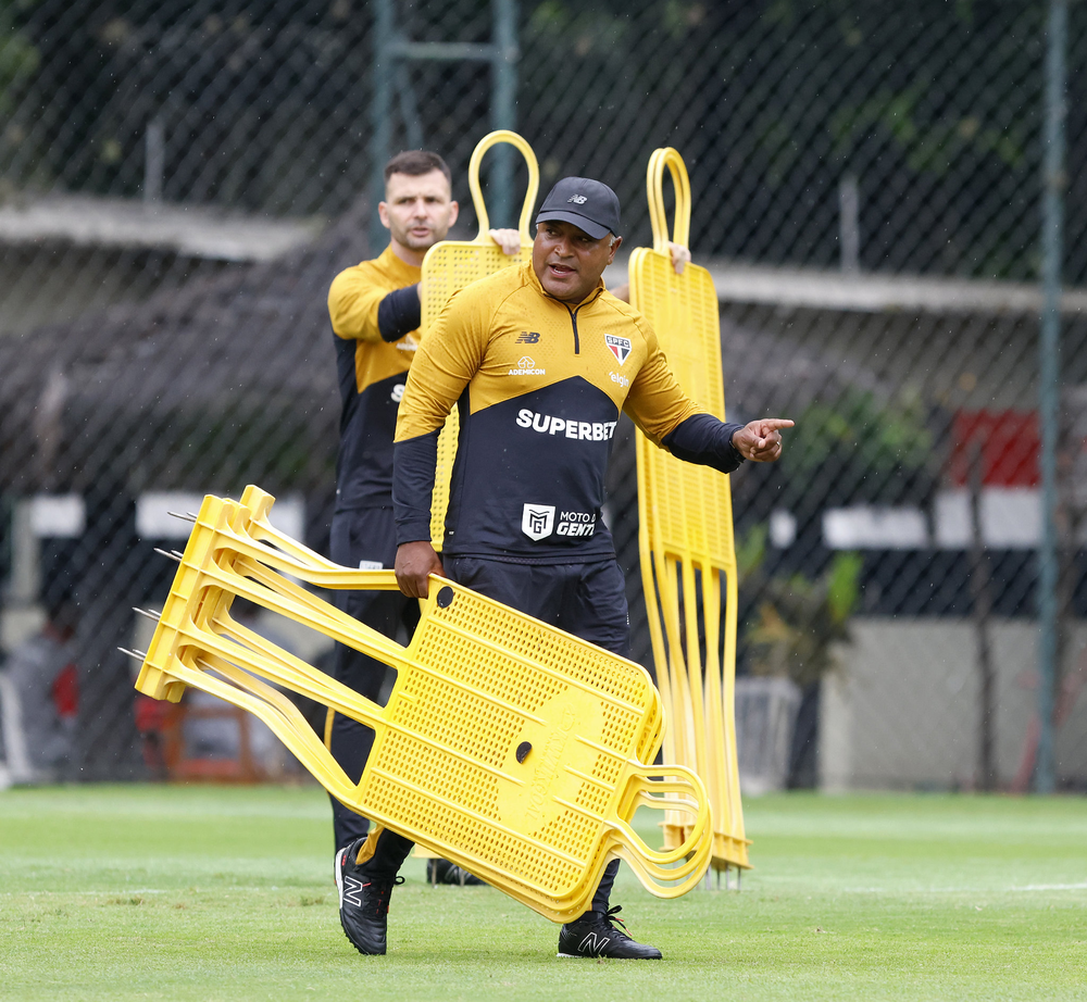 Dois pesos duas medidas? Por que o São Paulo banca a folga de Roger que derrubou Crespo