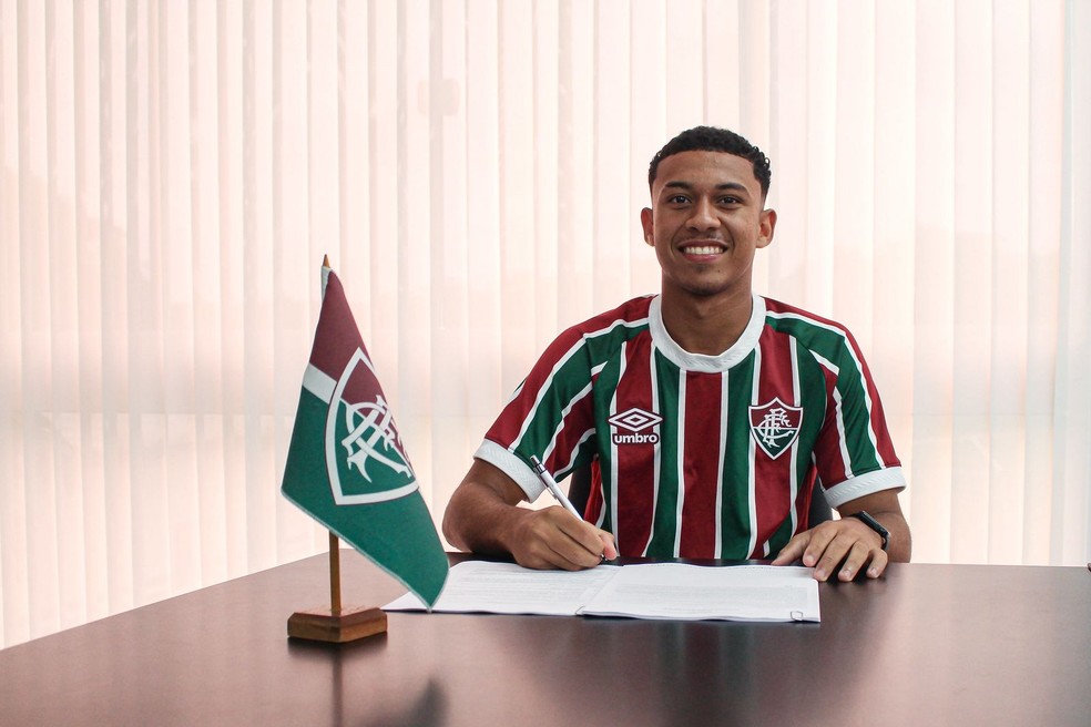 Gabriel Renan renova contrato com o Fluminense — Foto: Divulgação