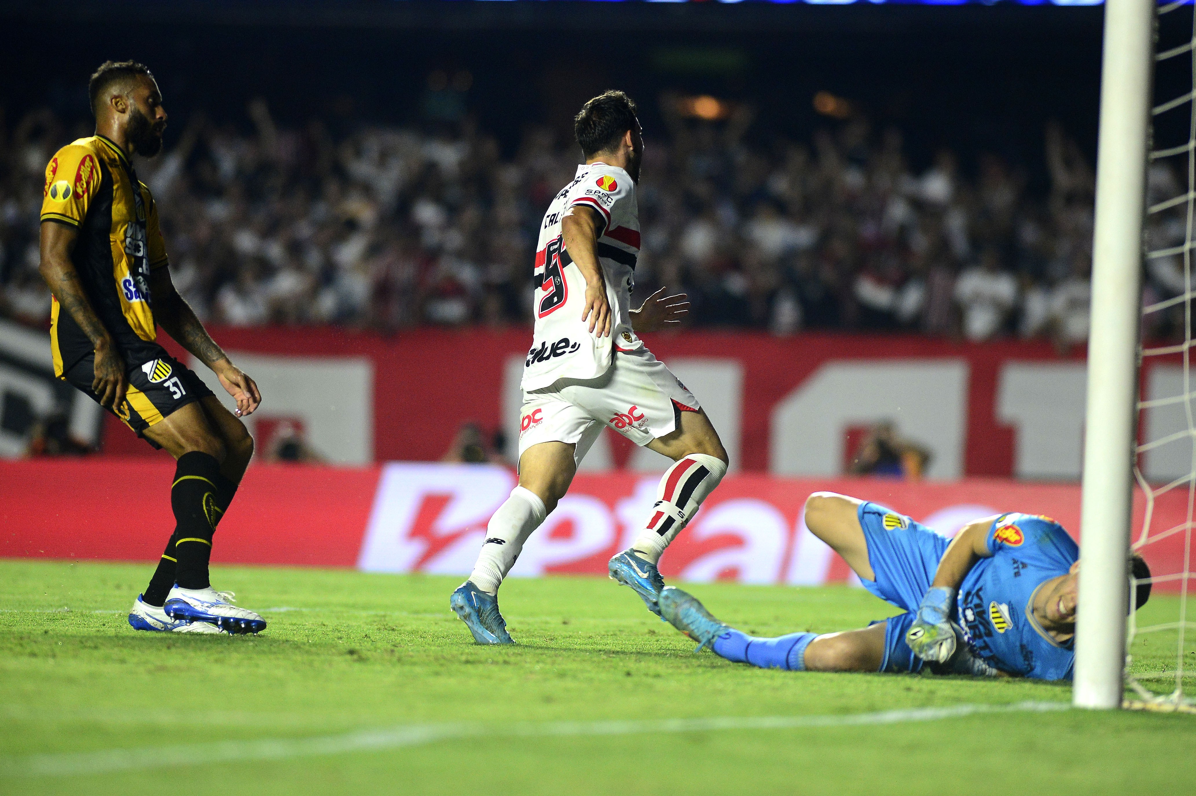 Calleri se destaca, supera pressão de André Silva e visa retomada no São Paulo