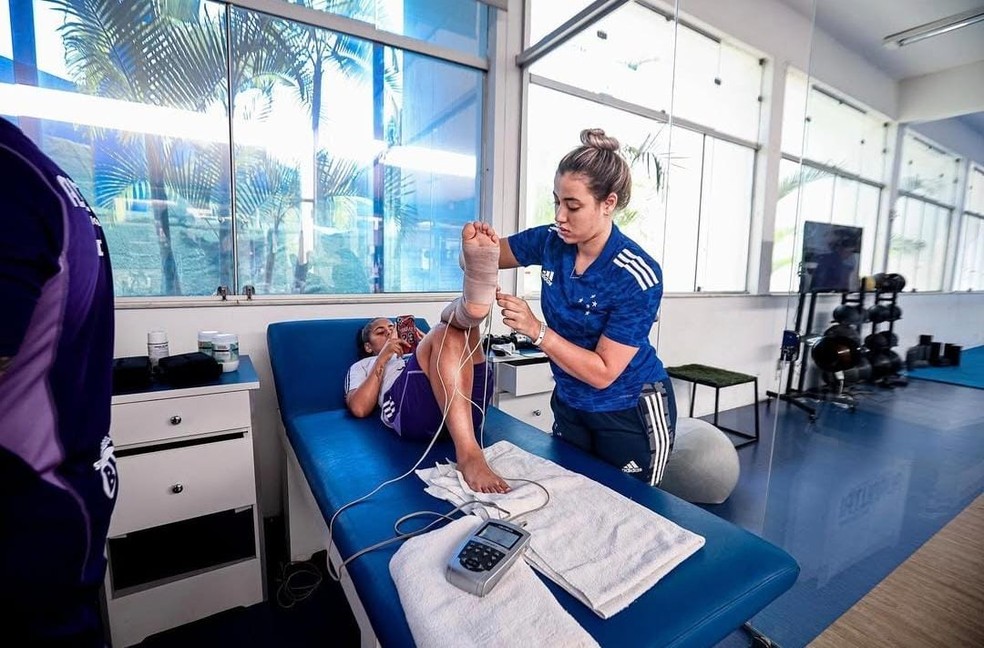 Vanessinha tratando de lesão no Cruzeiro — Foto: Gustavo Martins/ Cruzeiro