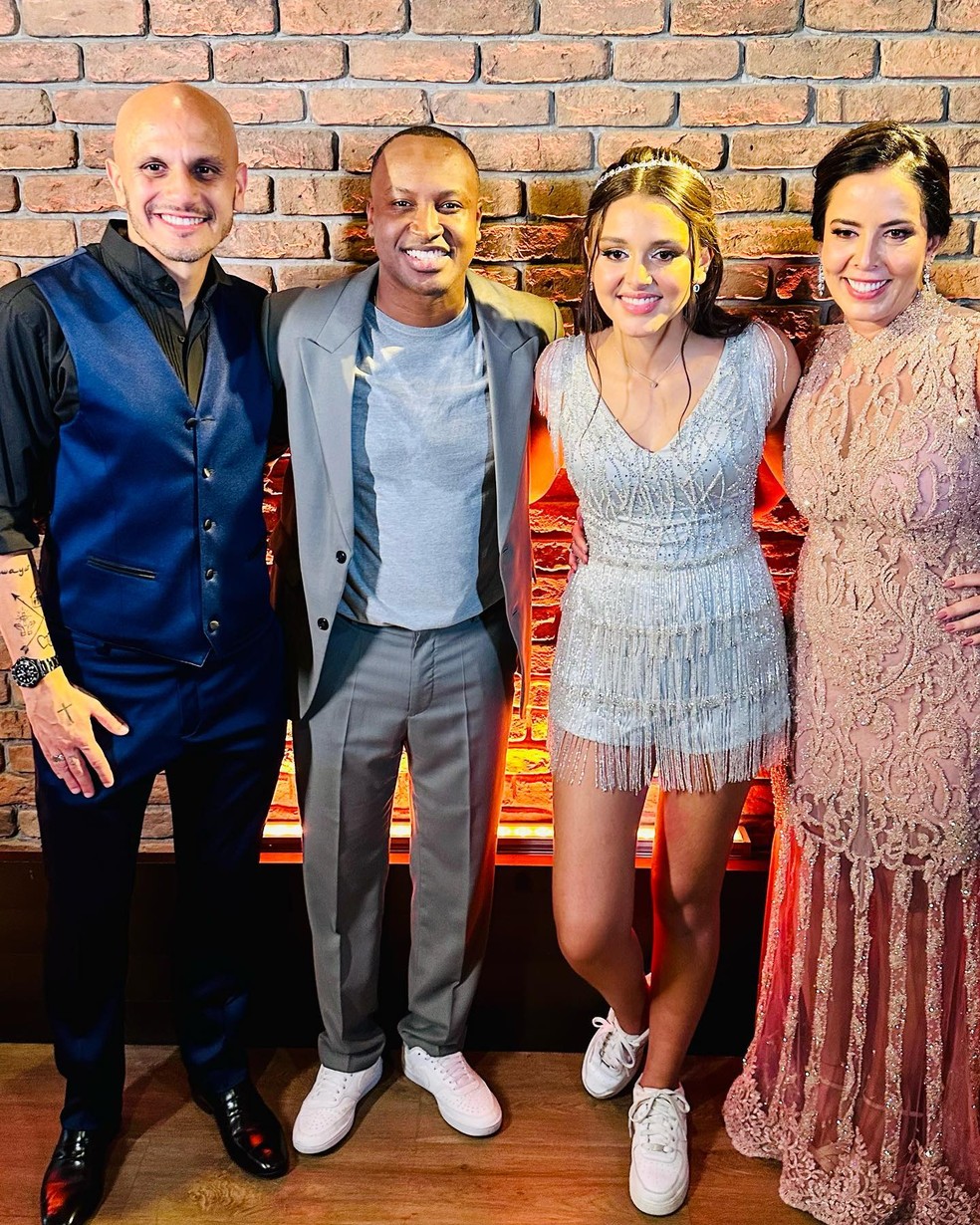 Fábio Santos, do Corinthians, recebe cantor Thiaguinho no aniversário de 15 anos da filha — Foto: Divulgação