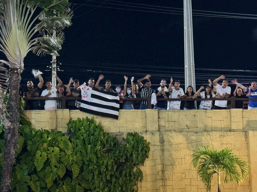 Torcida do Corinthians na chegada do elenco em Natal — Foto: Emilio Botta