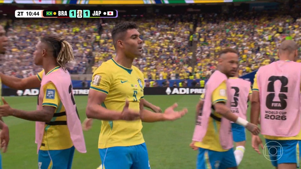 Casemiro faz comemora��o six seven em Brasil x Jap�o � Foto: Reprodu��o/TV Globo
