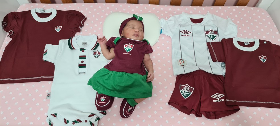 Laura Nense com as roupas do Fluminense que já tem — Foto: Arquivo pessoal