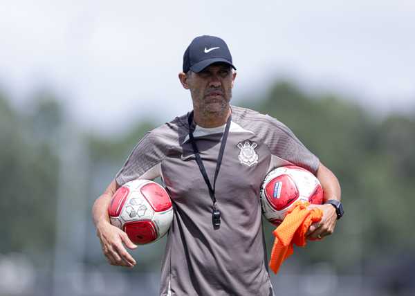 Corinthians finaliza preparação e terá auxiliar no banco contra Água Santa.