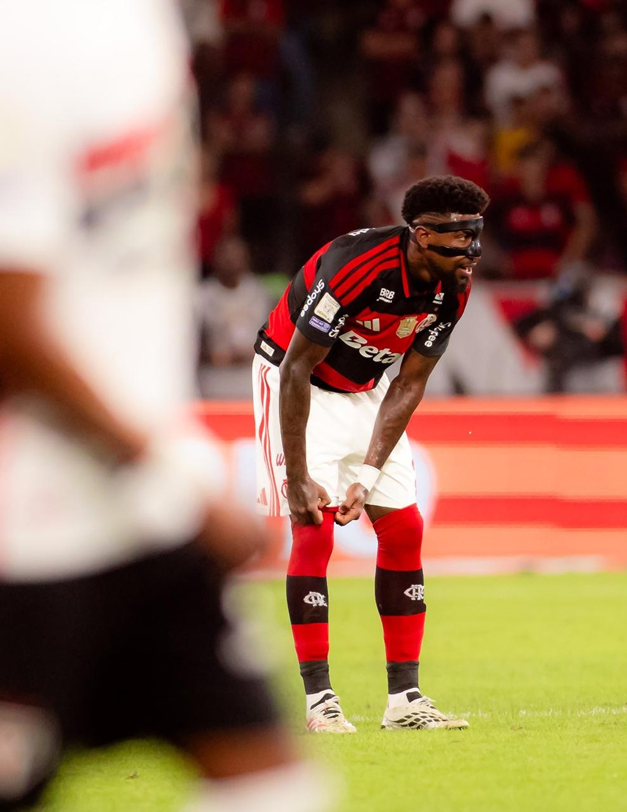 Royal revela evolução no Flamengo e analisa gol perdido: A máscara dificultou