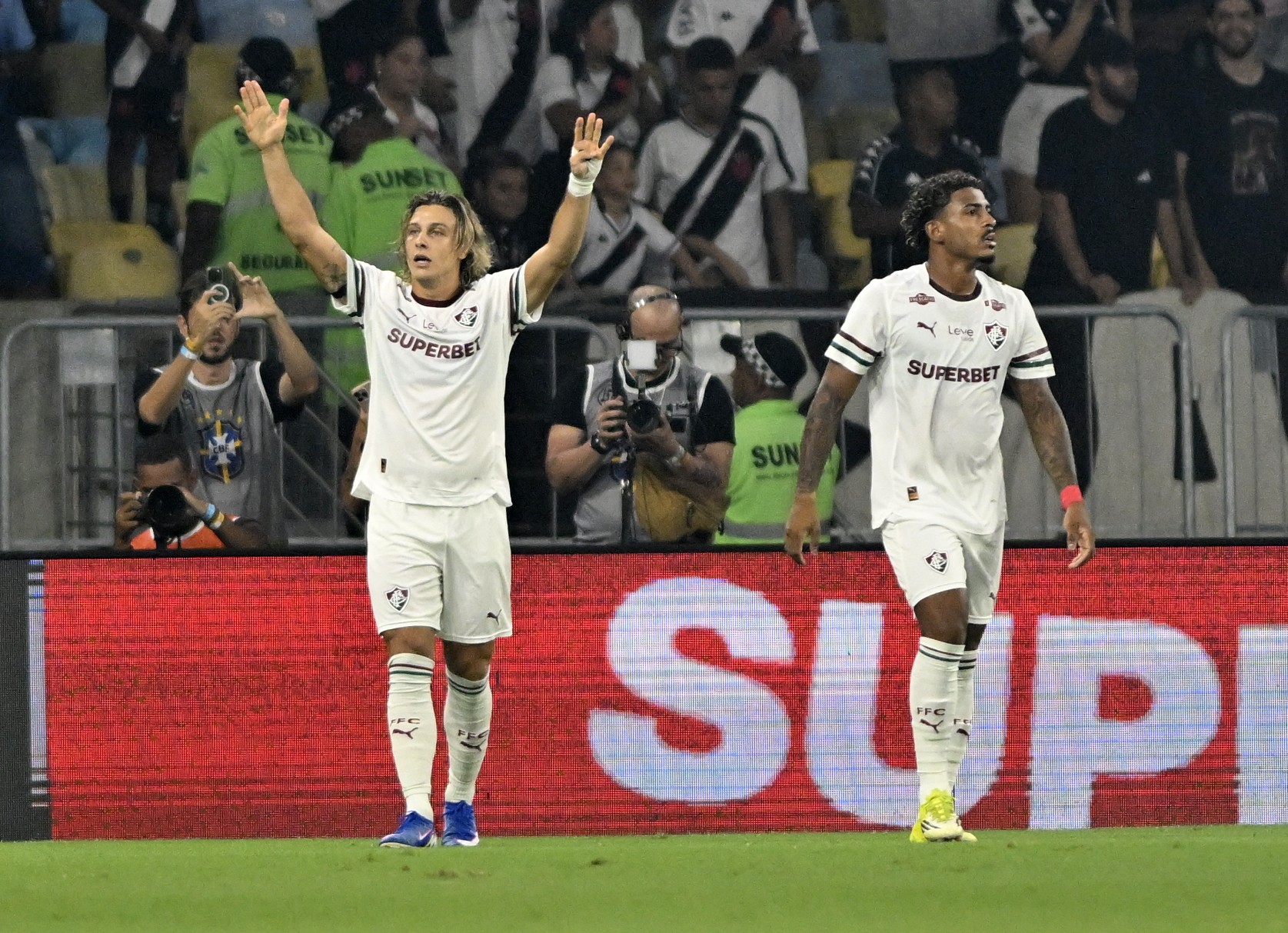 Vasco Reverte Placar e Vence Fluminense em Jogo Dramático