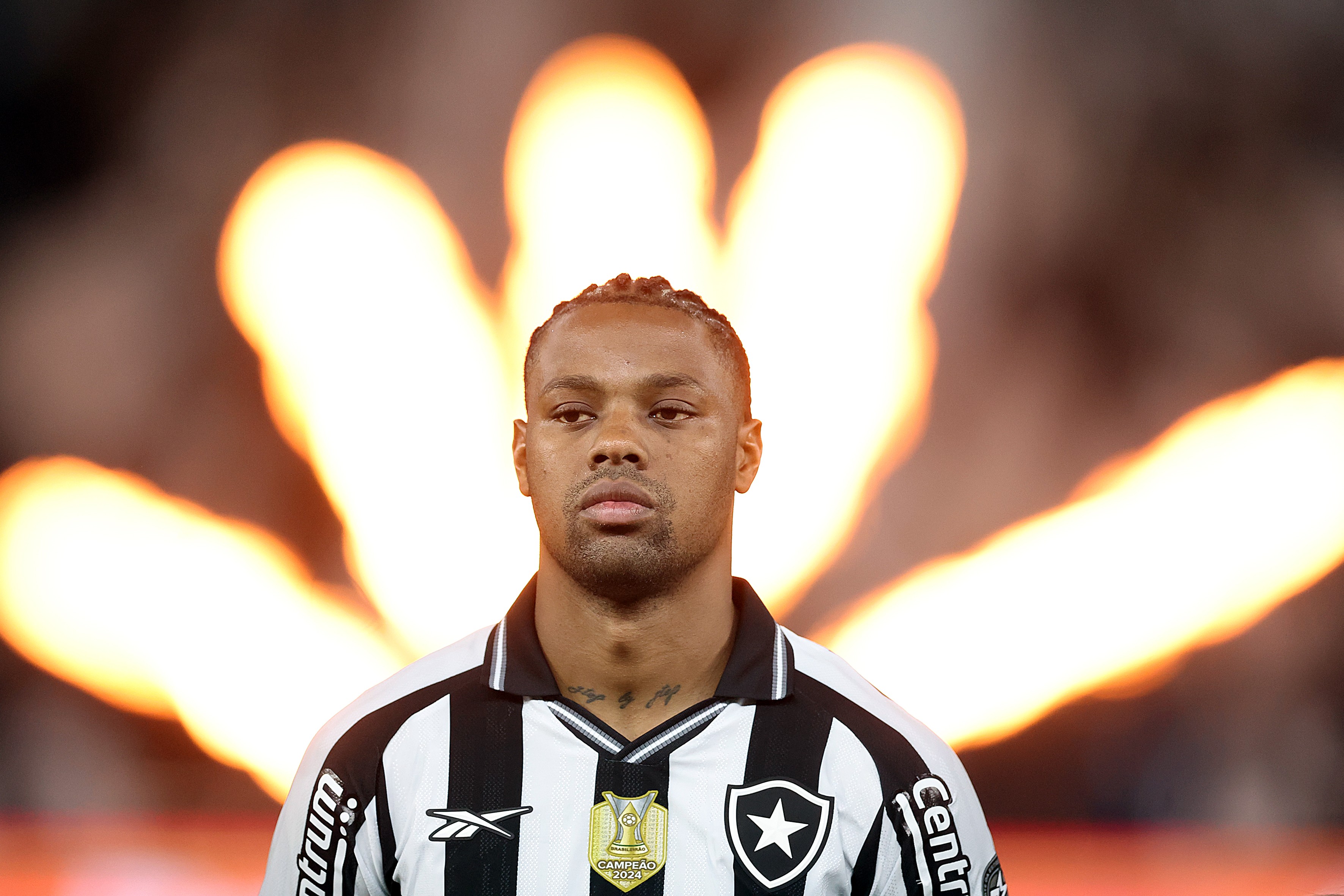 Com sinal da alerta na zaga, Botafogo prevê retorno de Kaio Pantaleão para outubro