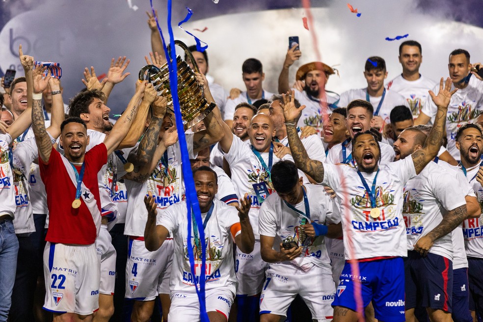 CRB X FORTALEZA - Jogadores do Fortaleza comemoram título de campeão após partida contra o CRB no estádio Rei Pele pela decisão do campeonato Copa Do Nordeste 2024 — Foto: Foto: Itawi Albuquerque/AGIF