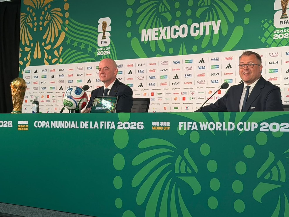 Infantino em coletiva de imprensa no México