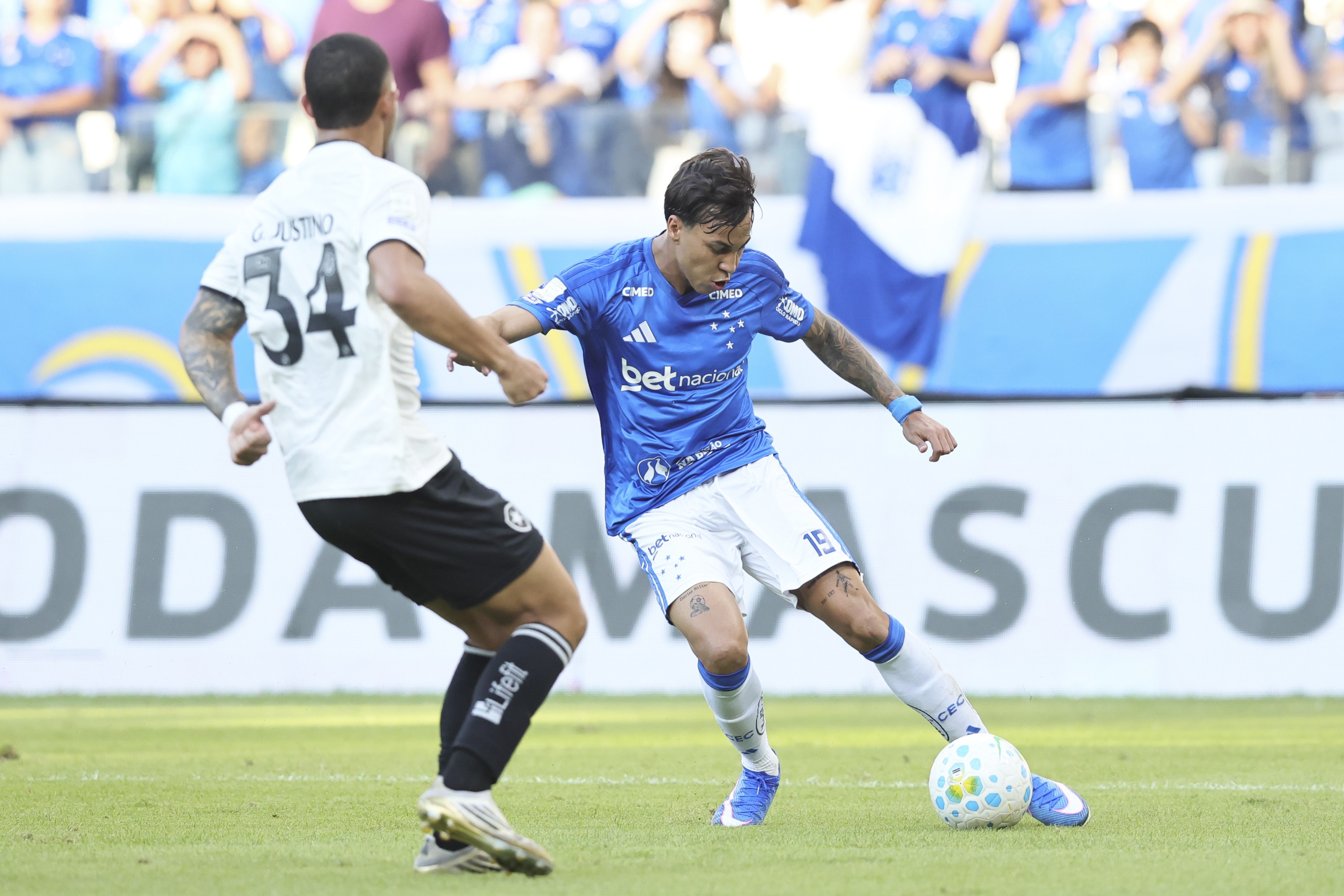 Desfalques e falhas na defesa: Cruzeiro se complica após derrota em casa para o Botafogo