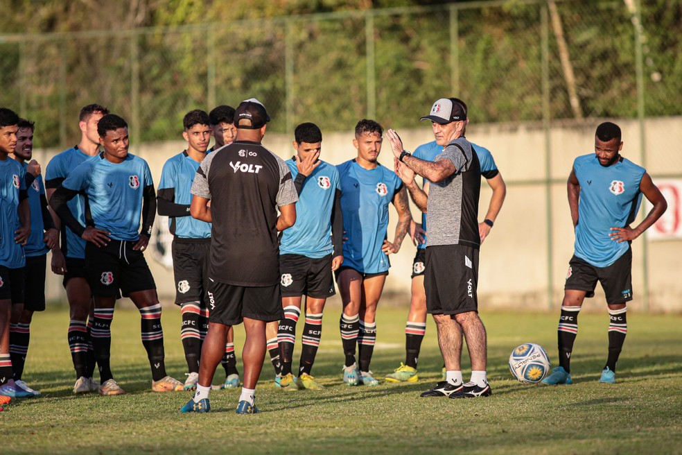 Elenco do Santa Cruz em treino no centro de treinamento do clube — Foto: Rafael Melo / Santa Cruz