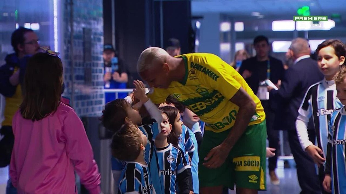 Deyverson cumprimenta crianças antes de jogo com o Grêmio na Arena; veja