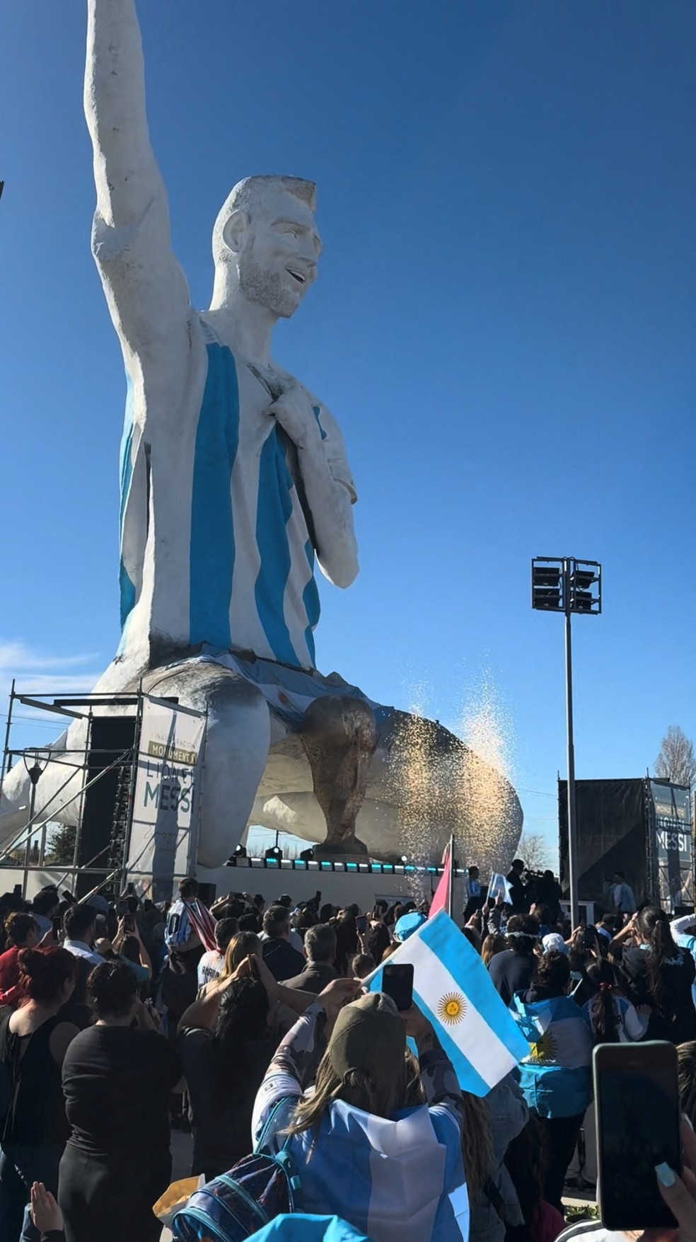 Cidade na Argentina inaugura estátua de Lionel Messi — Foto: Carlos Martinez/via Reuters