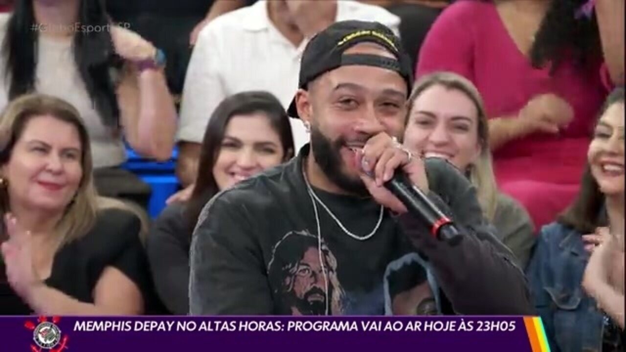 Memphis comemora aniversário no palácio com atletas do Corinthians.