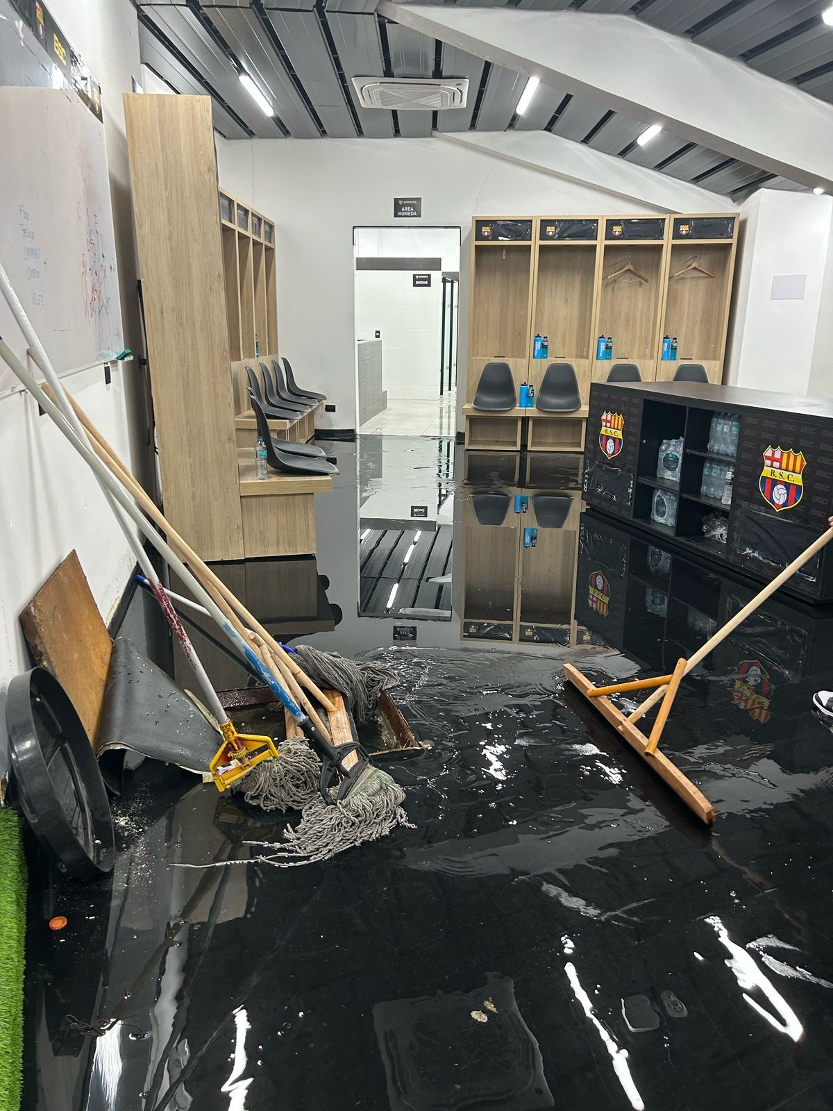 Vestiário alagado leva Corinthians a trocar-se em sala de entrevistas.