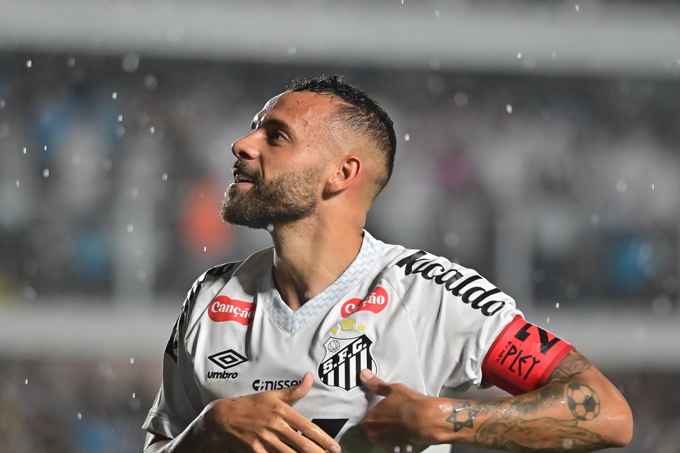 Guilherme comemora gol do Santos contra o São Paulo — Foto: Jota Erre/AGIF