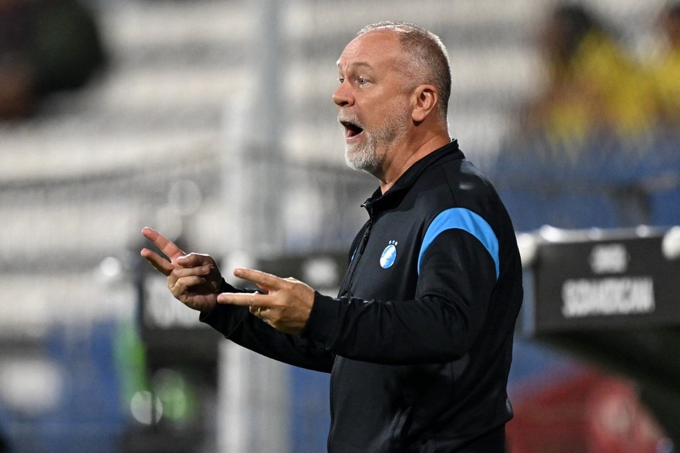 Mano Menezes fez o quinto jogo à frente do Grêmio e tem apenas uma vitória, contra o Santos, no último domingo — Foto: ERNESTO BENAVIDES / AFP