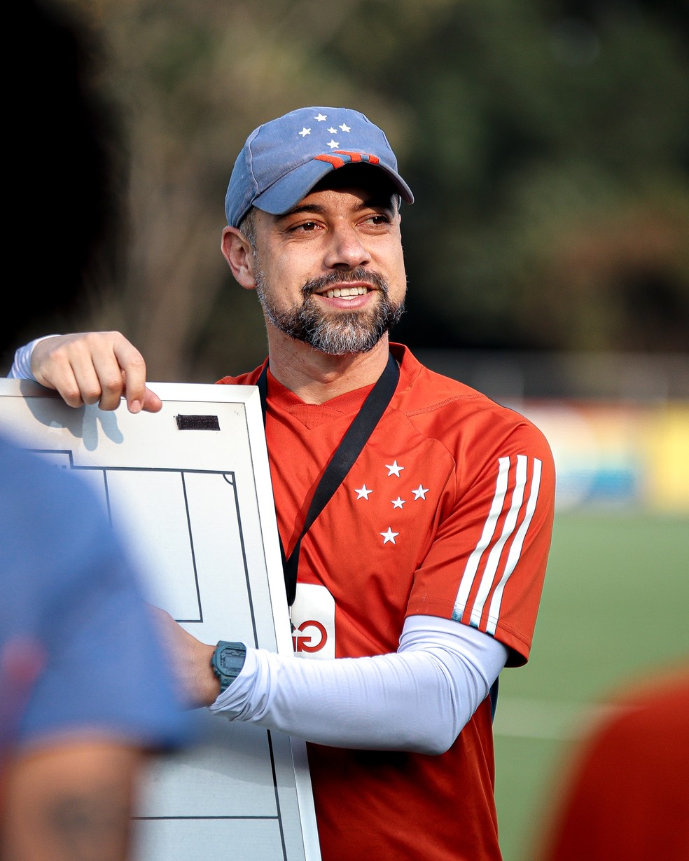 Jonas Urias, técnico do Cruzeiro — Foto: Gustavo Martins/Cruzeiro