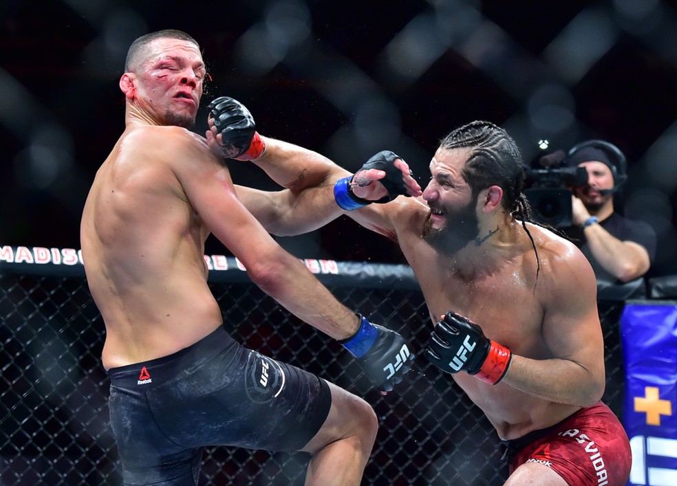 Nate Diaz (esq.) e Jorge Masvidal (dir.) se enfrentaram em 2019 na luta principal do UFC 244 — Foto: Jason Silva