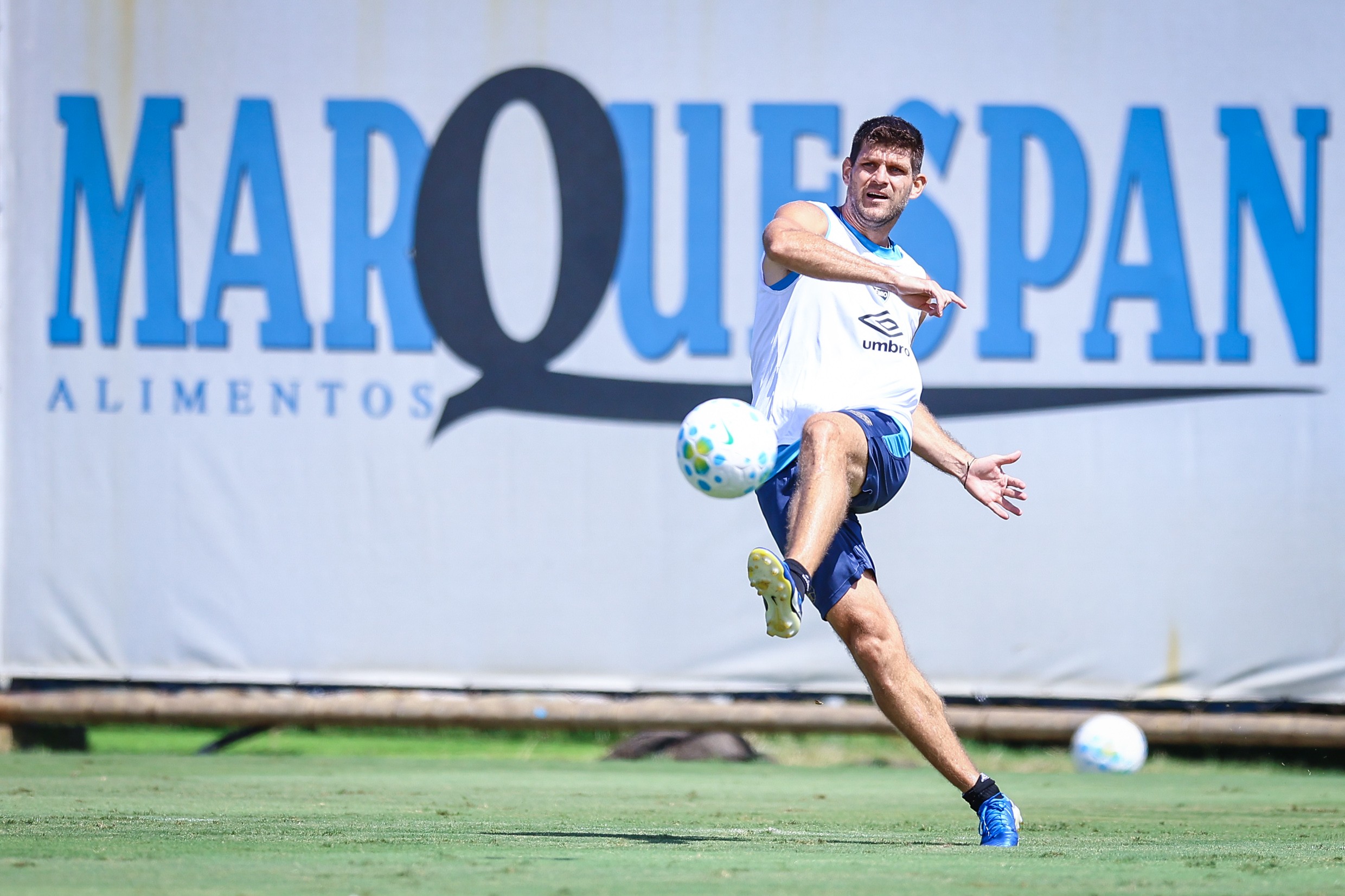 Kannemann se naturaliza e libera vaga de estrangeiro no Grêmio | Ge