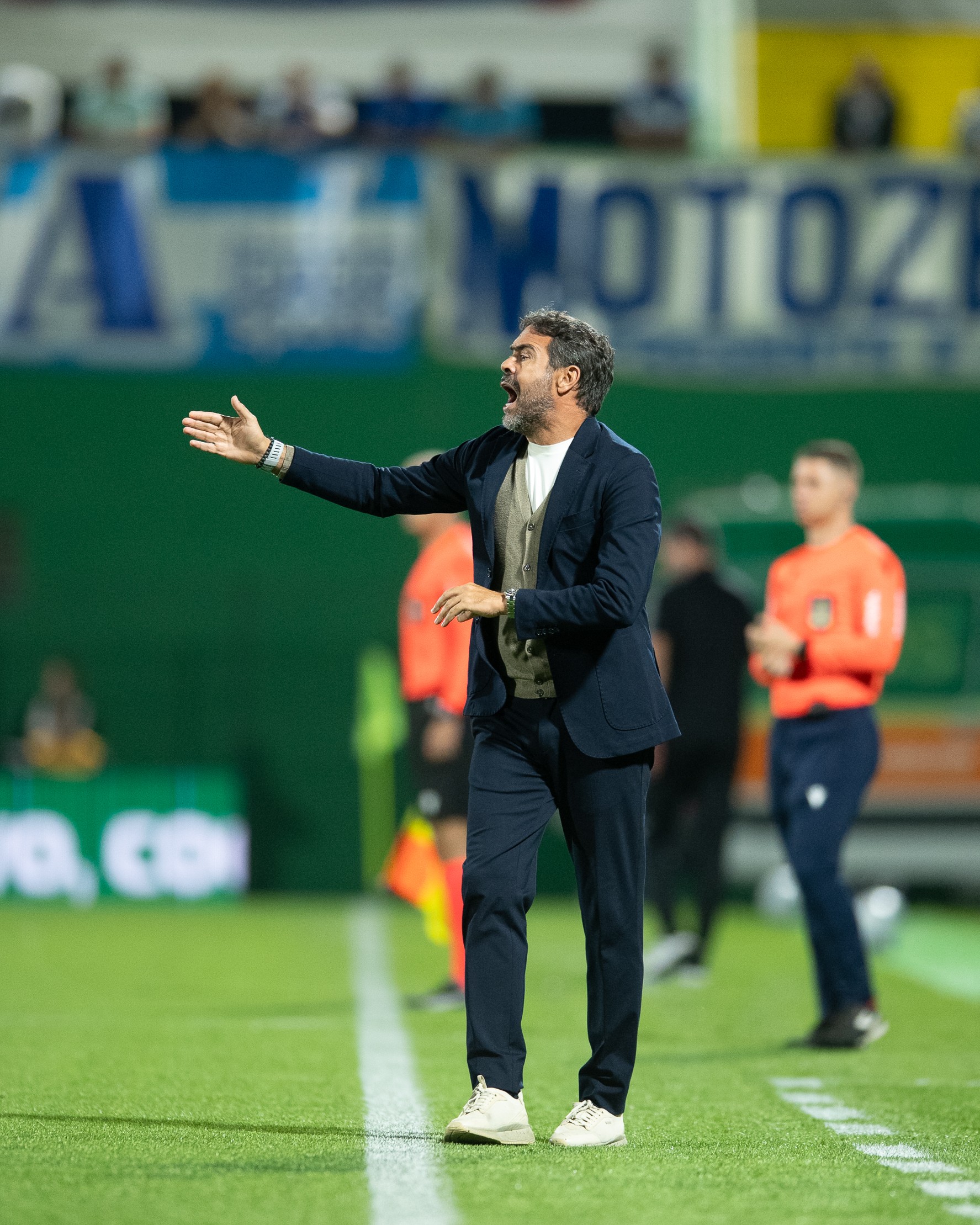 Artur Jorge reconhece jogo abaixo do Cruzeiro, mas pondera sobre desgaste: "Violento"