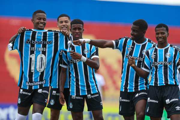 Fora da Copinha por lesão, joia da base do Grêmio é homenageada pelos companheiros