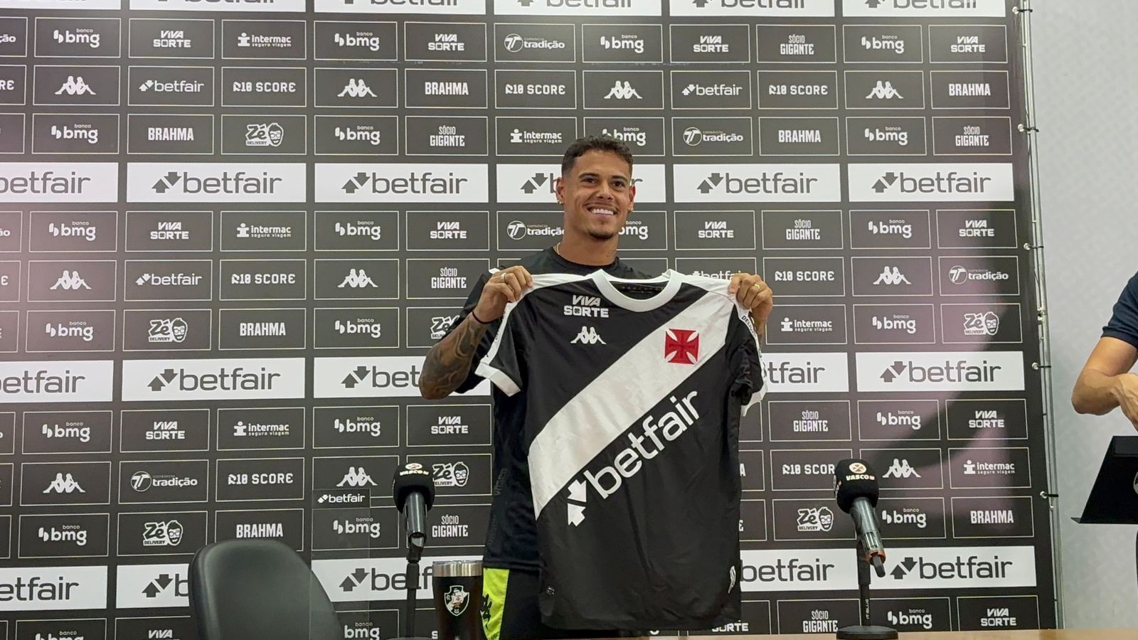 Lucas Freitas é apresentado no Vasco
