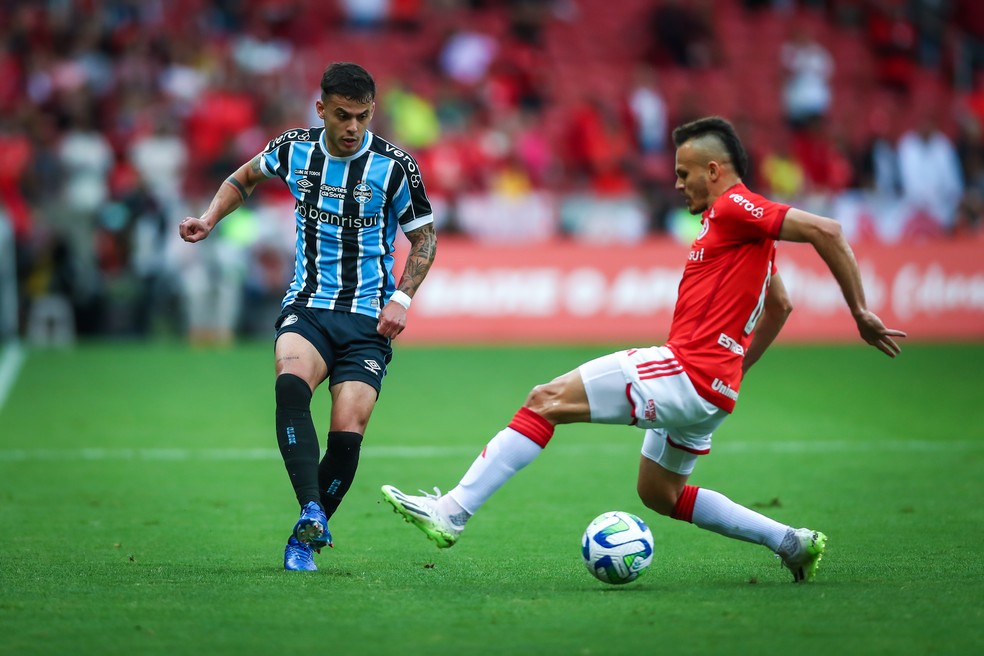 Carballo e Renê em vitória no Gre-Nal — Foto: Lucas Uebel/Grêmio