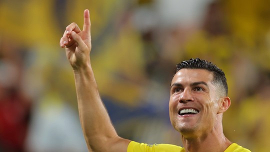 Cristiano Ronaldo faz terceiro hat-trick no ano e fica a 10 dos 900 gols; assista