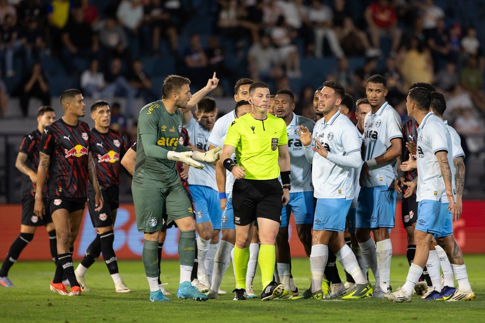 Jogadores do Grêmio reclamam da arbitragem em partida contra o Bragantino — Foto: Joisel Amaral/AGIF
