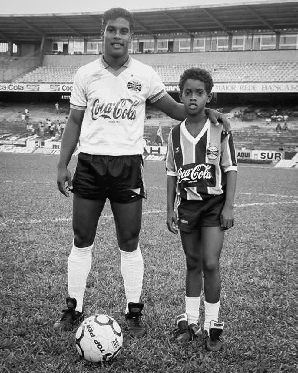 Ronaldinho e Assis pelo Grêmio nos anos 80 — Foto: Reprodução / Twitter