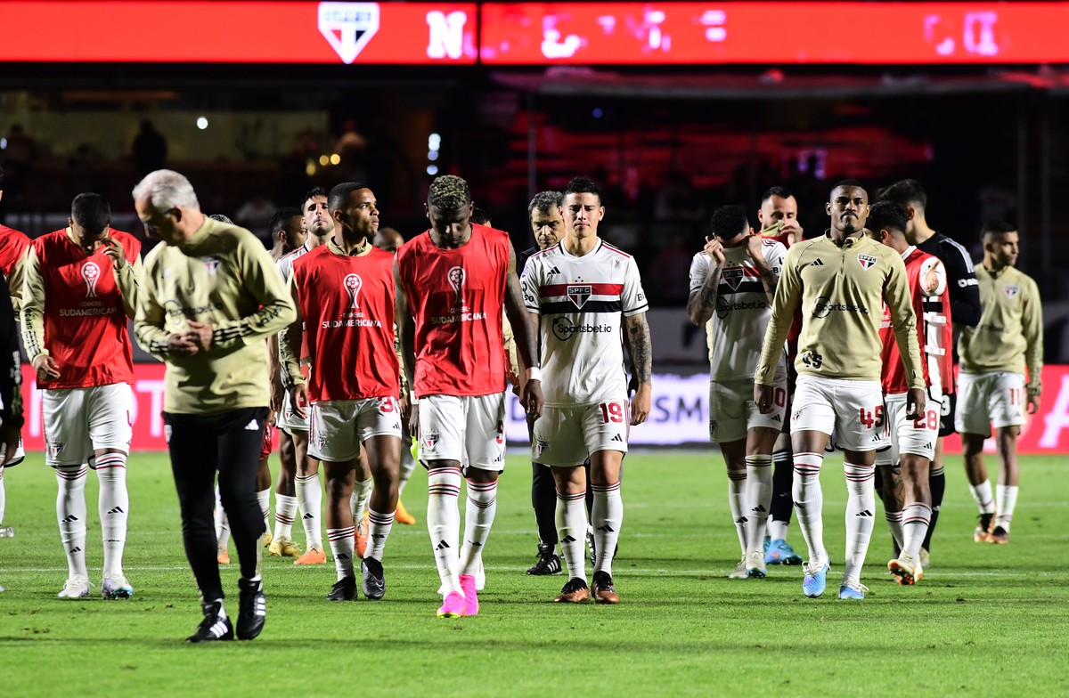 Abraço da torcida e união por James: como São Paulo reagiu à eliminação na Sul-Americana