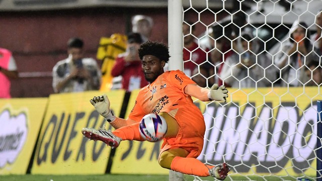 Hugo Souza defende pênalti em Portuguesa x Corinthians