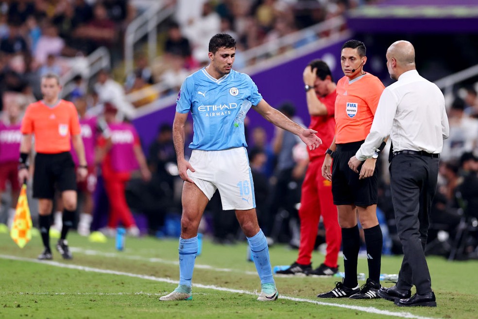 Rodri cumprimenta Guardiola em Manchester City x Fluminense, final do Mundial de Clubes de 2023 — Foto: Getty Images