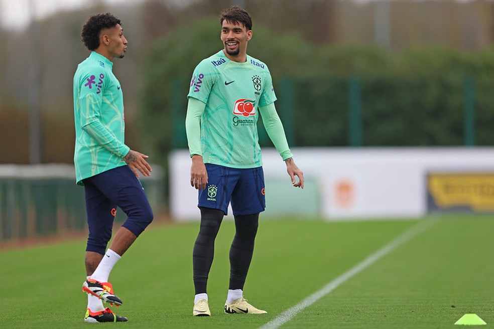 Paquetá e Raphinha em treinamento da Seleção no CT do Arsenal — Foto: Rafael Ribeiro / CBF