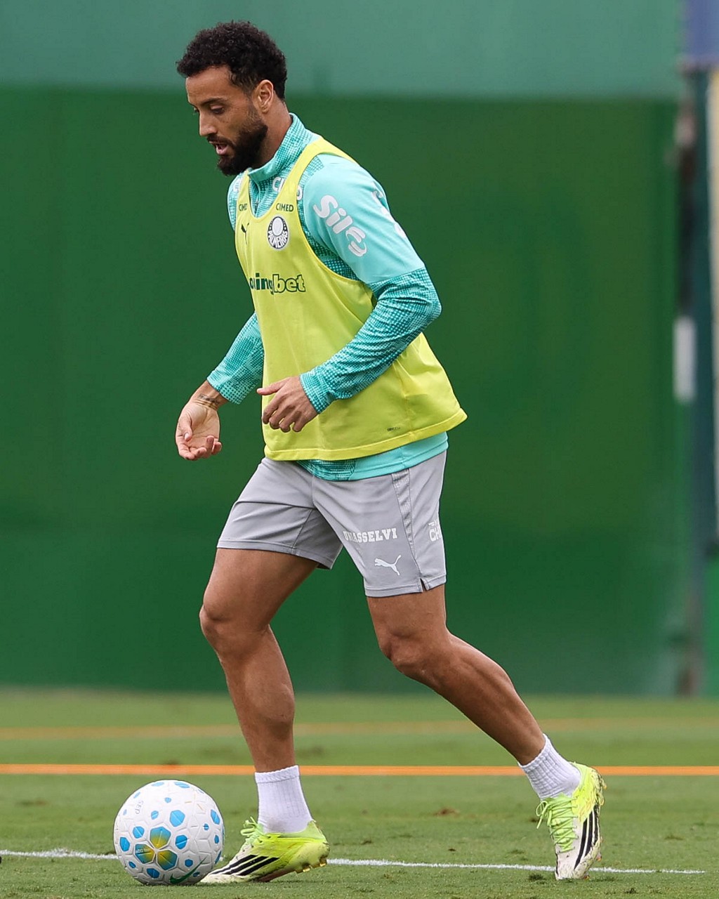 Felipe Anderson treina e pode voltar ao Palmeiras contra o Flamengo