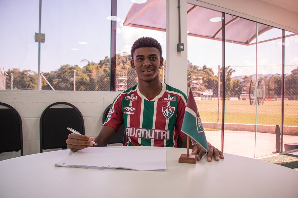 Volante Wallace Davi assina primeiro contrato profissional no Fluminense — Foto: Leonardo Brasil / Fluminense FC