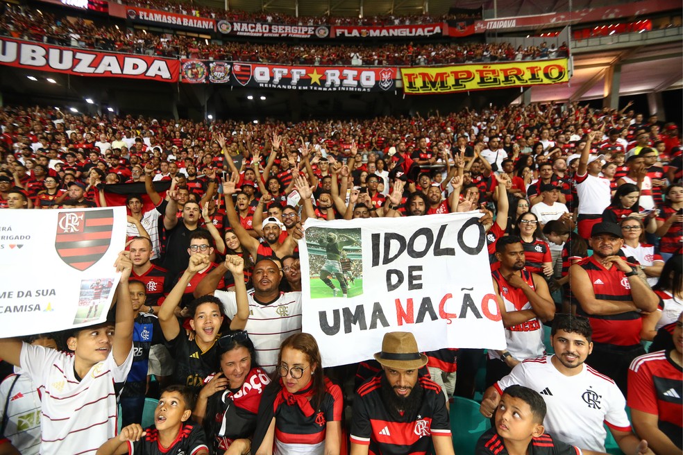 Gabigol, do Flamengo, foi homenageado com cartaz na Fonte Nova — Foto: Gilvan de Souza/Flamengo