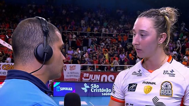 Bianca Cugno recebe Troféu Viva Vôlei