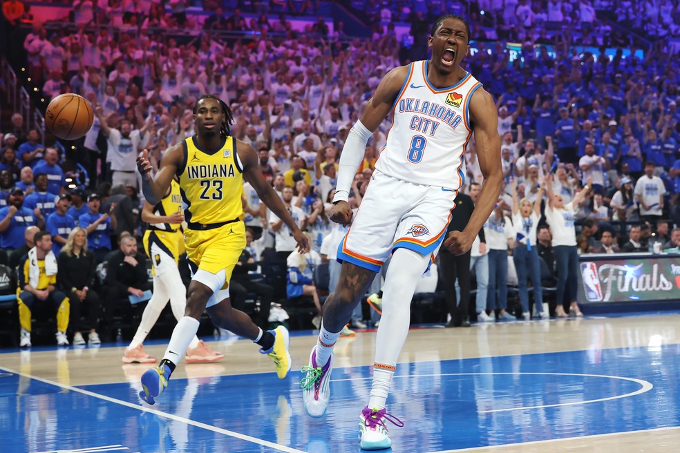 Jalen Williams vibra com cesta do Oklahoma City Thunder  — Foto: Matthew Stockman/Getty Images