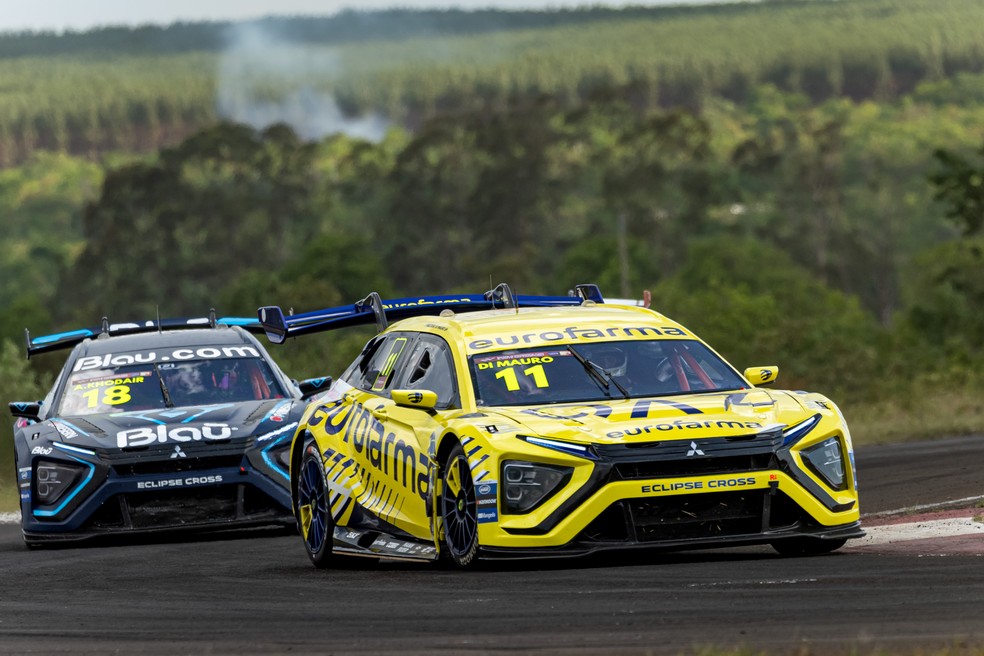 Gaetano Di Mauro segurou Allam Khodair para vencer a sprint em Campo Grande — Foto: Magnus Torquato/Stock Car