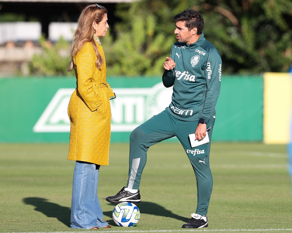 Leila Pereira e Abel Ferreira em treino do Palmeiras na Academia de Futebol — Foto: Cesar Greco