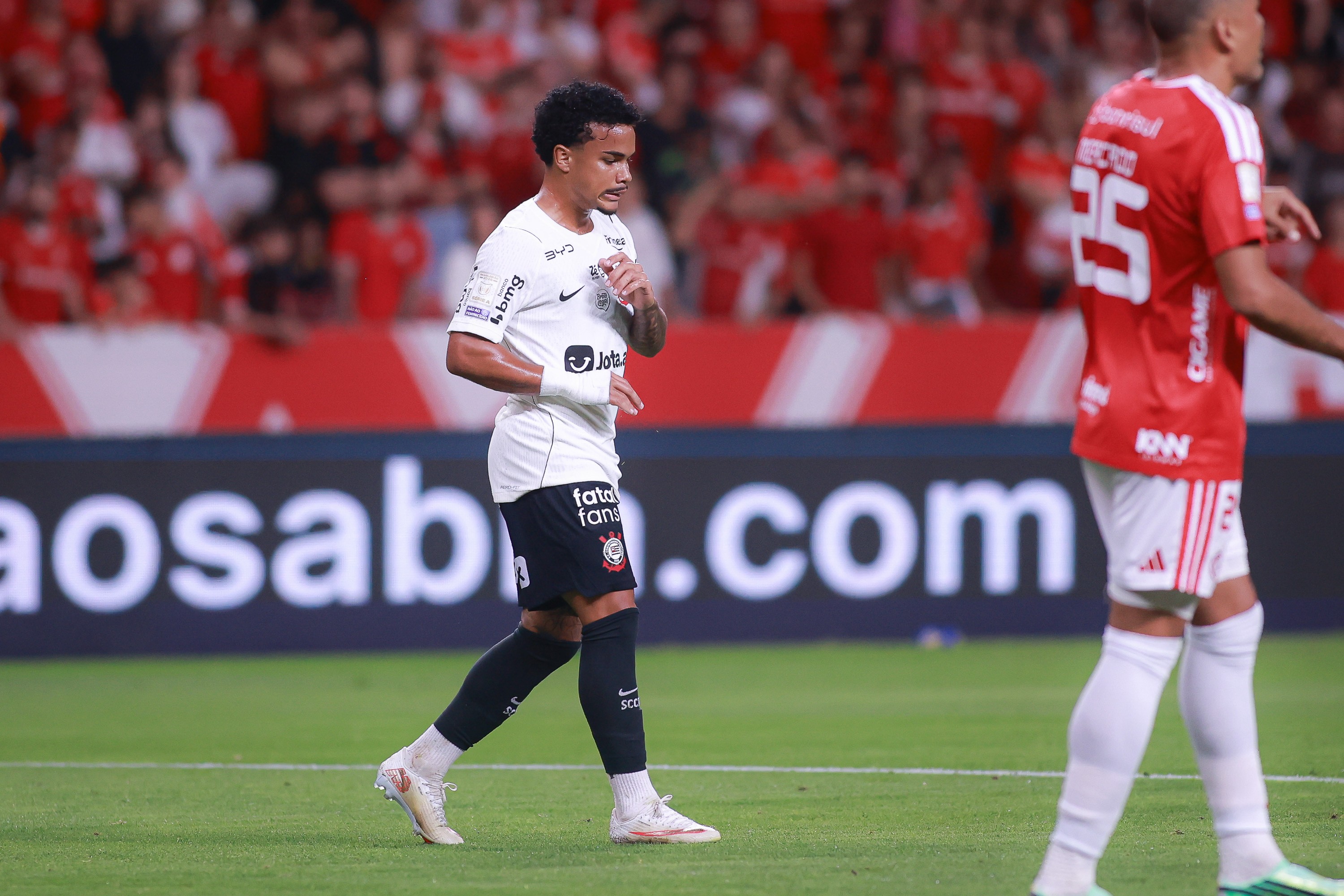 Kaio César e Garro recebem terceiro cartão amarelo e desfalcam o Corinthians no Dérbi